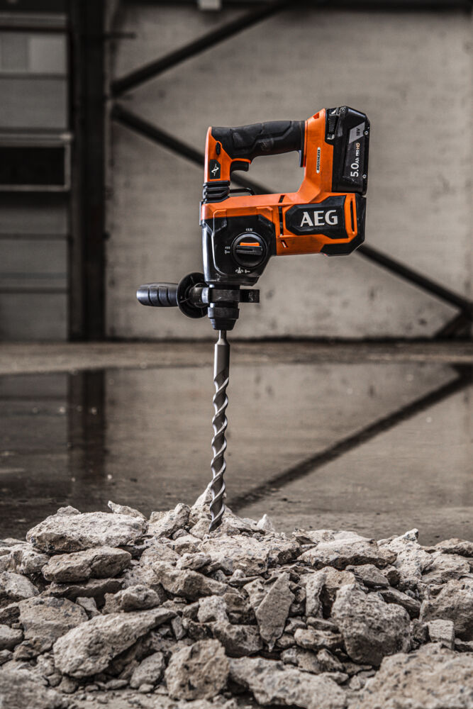 Перфоратор аккумуляторный AEG BBH18BL2-502C