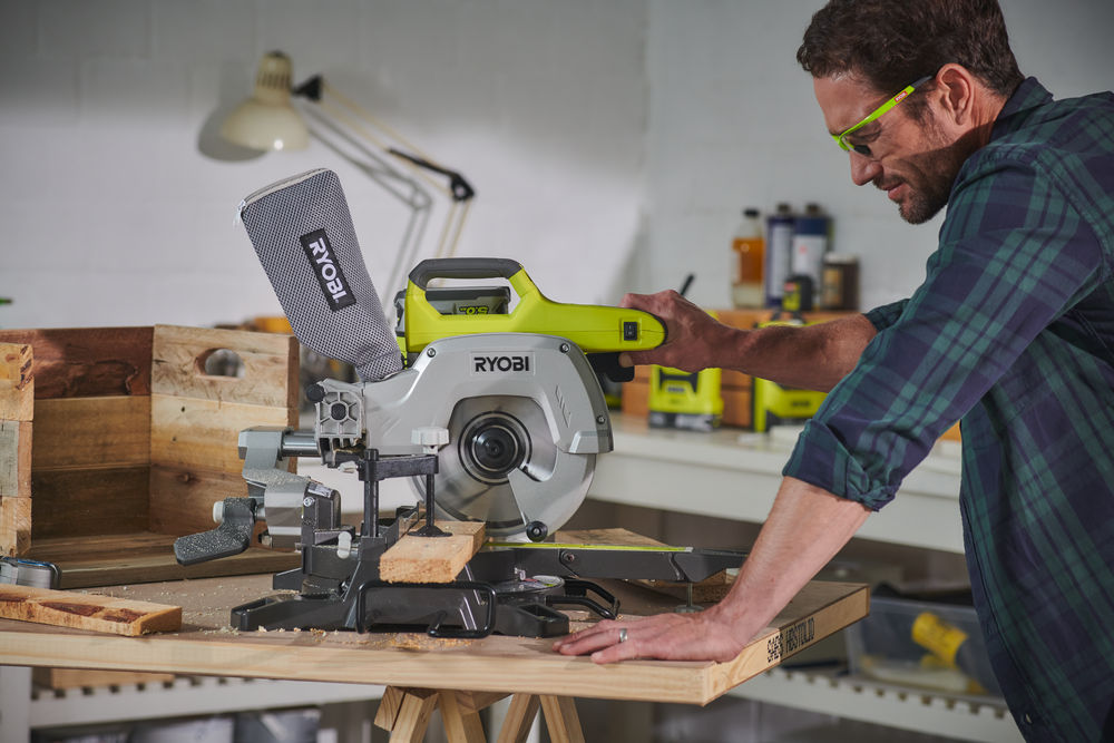 Торцовочная пила RYOBI R18MS216-0 (без батареи) система ONE +
