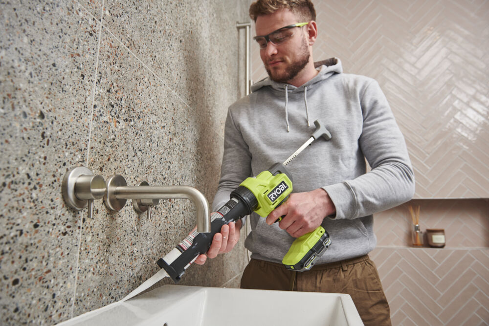Пистолет для герметика RYOBI RCG18-0 (без батареи) система ONE +