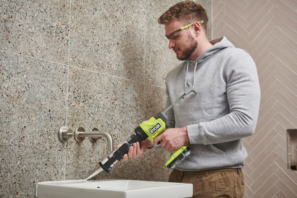 Пистолет для герметика RYOBI RCG18-0 (без батареи) система ONE +