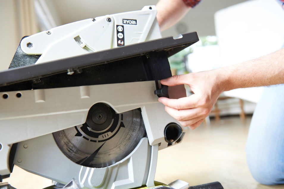 Пила торцовочная комбинированная (распиловочный станок) RYOBI RTMS1800-G