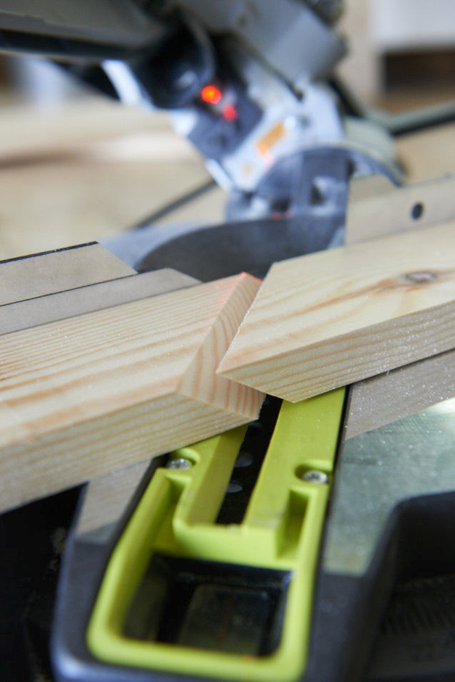Пила торцовочная комбинированная (распиловочный станок) RYOBI RTMS1800-G