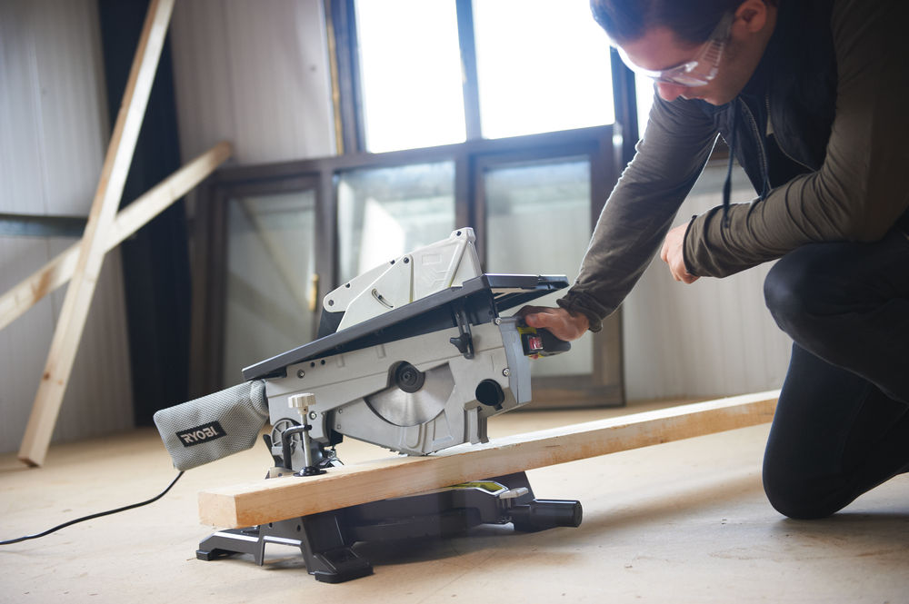 Пила торцовочная комбинированная (распиловочный станок) RYOBI RTMS1800-G