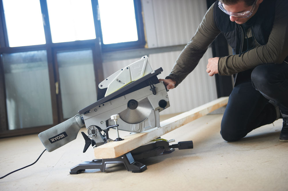 Пила торцовочная комбинированная (распиловочный станок) RYOBI RTMS1800-G