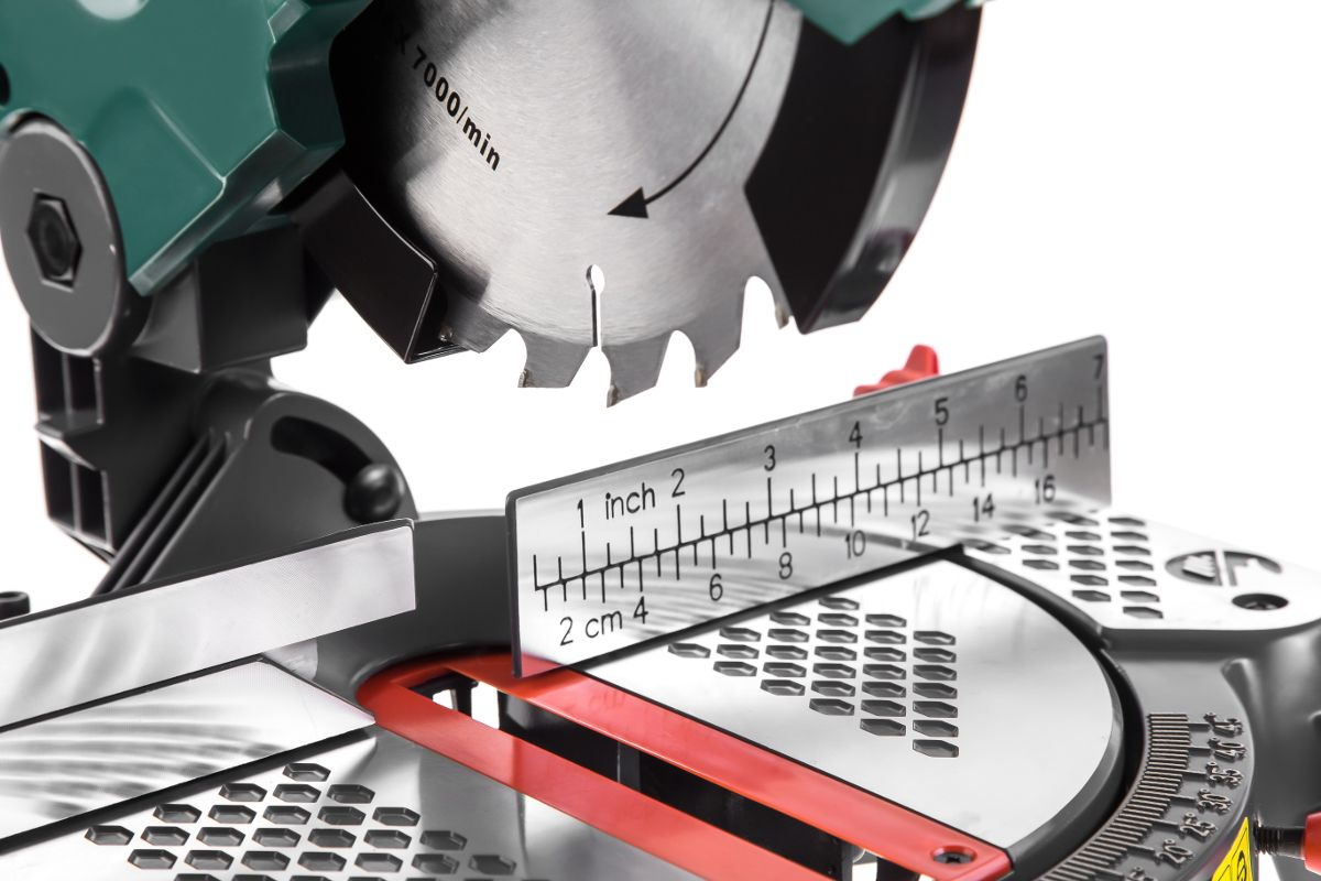 Пила торцовочная комбинированная ( + распиловочный стол) Hammer Flex STL1200/210C