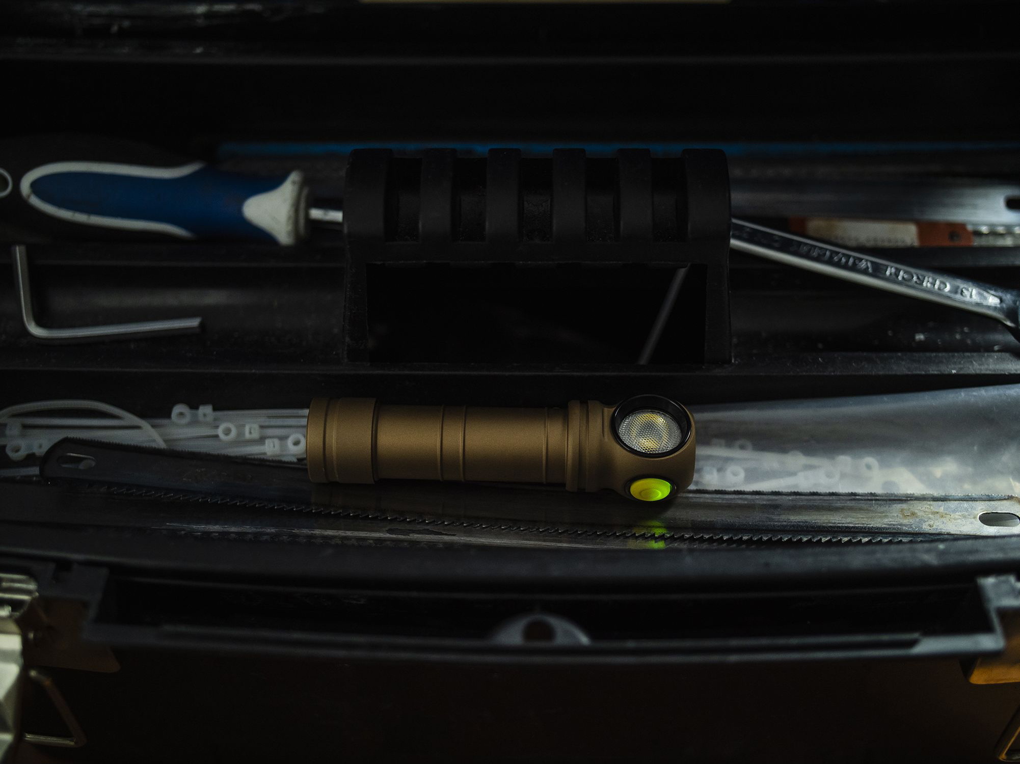 Фонарь Armytek Wizard C2 Pro Max Sand Белый