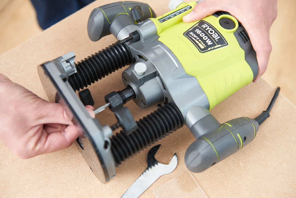Фрезер RYOBI RRT1600-K