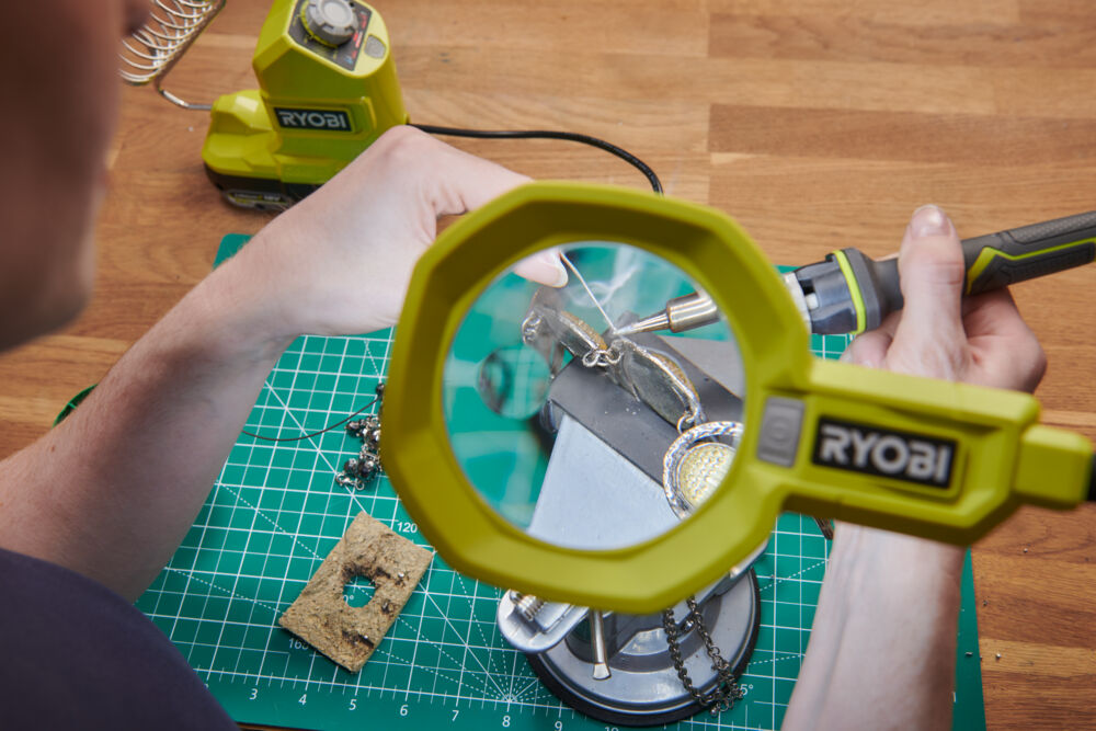 Фонарь с увеличительной линзой RYOBI RML18-0 (без батареи) система ONE +